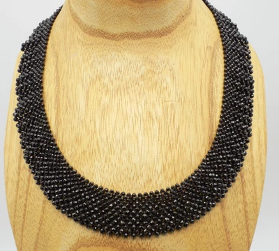 Collar babero tejido de plata de ley con cuello de espinela negro con cuentas Foto 1 de 4