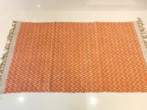 Alfombras Zig Zag Kilim lavables reversibles ricas en algodón naranja óxido hechas a mano - Imagen 1 de 7