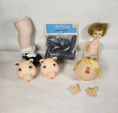Surtido de piezas de muñeca de plástico y goma Ms. Piggie Head Westrim botas de payaso manos Foto 1 de 4