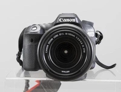 Lente Canon EOS 80D 24.2MP DSLR com Canon 18-135mm F3.5-5.6 IS STM, 58K cliques - Imagem 1 de 4