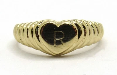 14K YELLOW GOLD SIGNET RIBBED HEART SHAPED ENGRAVED INITIAL "R" BABY RING SIZE 3 - Image 1 of 4