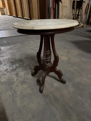 ANTIGUA MESA VICTORIANA DE NOGAL CON MÁRMOL EN LA PARTE SUPERIOR, FORMA OVALADA.  Foto 1 de 2