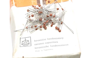 50x Keramik-Kondensator von ISKRA, 3.9 pF / 63 V-, Keramični Kondenzatorji, NOS - Bild 1 von 5