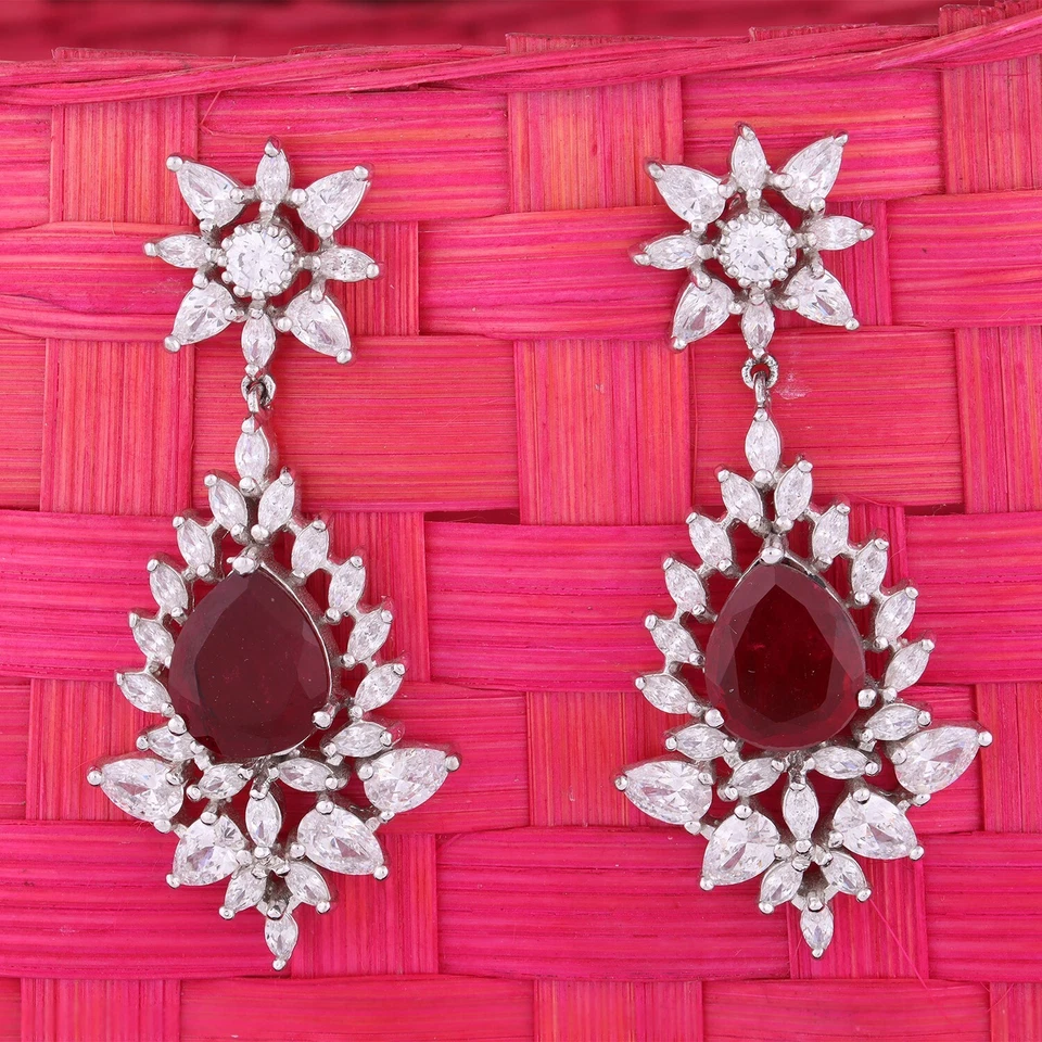 Pendientes colgantes de granate rojo y circonita cúbica corte pera de 5,25 quilates en plata de ley 925 Foto 1 de 4