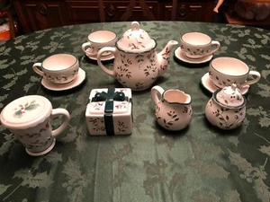 Winterberry Pfaltzgraff Teapot and 4 Cups & Saucers, Trinket box, Cream & Sugar - Picture 1 of 14