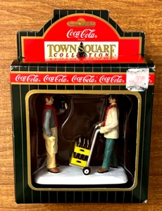 Coca-Cola Town Square Collection Delivery Man with Store Manager 1999 CG2441 Neu in OVP - Bild 1 von 3