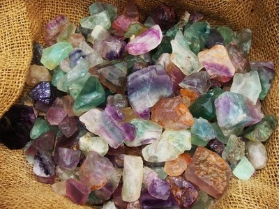 Lotes de 500 quilates de fluorita natural áspera sin buscar + una piedra preciosa facetada GRATIS Foto 1 de 4