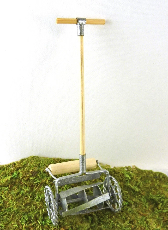 Cortacésped de empuje miniatura antigua para casa de muñecas, G8604 Foto 1 de 1