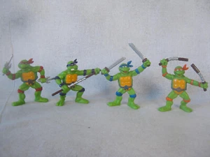 Set 4 figurine Bully TMNT vintage 1990 magneti in PVC Raph, Don, Leo, Mich - Foto 1 di 8