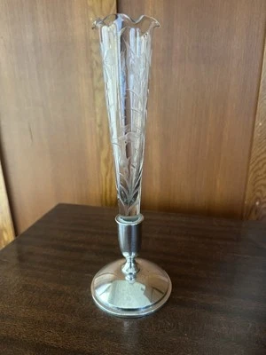 Jarrón Gorham de vidrio grabado con base plateada junto con un candelabro de latón Foto 1 de 3