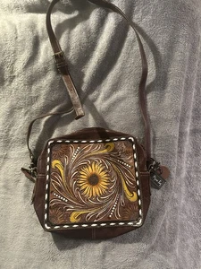 Quadratische neue neu mit Etikett Myra Leder Sonnenblumen Umhängetasche - Bild 1 von 6