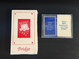Juego de cartas Bridge vintage: baraja doble + almohadillas de puntuación - "Abajo las tareas domésticas..." - Imagen 1 de 4