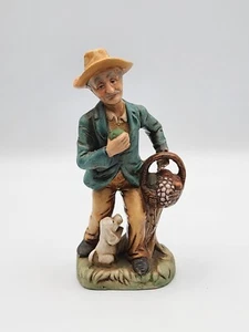 Estatuilla vintage de porcelana de hombre con una cesta de fruta y perro blanco  - Imagen 1 de 7