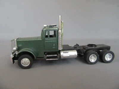 C270 Kit Plastica Assemblato Kenworth W925 Camion USA 3 Assi 1970 Verde 1:50 - Immagine 1 di 4