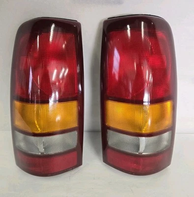 Luces traseras GMC Sierra 1500 2500 3500 Lt y Rt 2004-07 OEM GM Foto 1 de 4