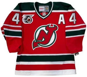 SCOTT STEVENS NEW JERSEY DEVILS CCM MAGLIA VINTAGE NHL 75° ANNIVERSARIO TAGLIA MED - Foto 1 di 6