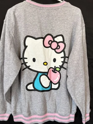 Sudadera Hello Kitty Sanrio Gris Cuello Redondo Gatito Sosteniendo Manzana Talla Mediana Foto 1 de 4