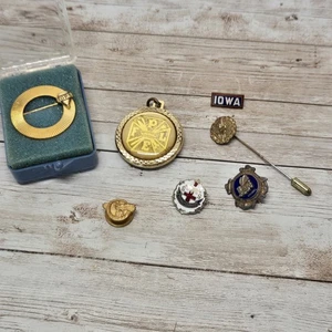 Lote De Colección De 7 Alfileres De Solapa Y Botones Segunda Guerra Mundial, Prendas Para El Servicio Militar VFW PFLE - Imagen 1 de 19