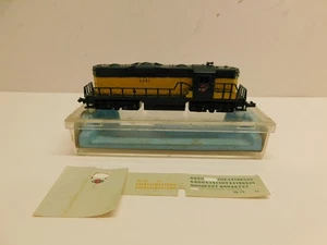 Atlas N Scale Chicago & Northwestern GP-9 Diesel Engine Dummy Unit #4341 - Afbeelding 1 van 9