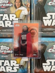 Qi’Ra Star Wars Topps Cromo 2025 Aurebesh Rebel Orange Refractor/25 - Imagen 1 de 6