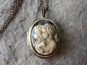 SISTERS, MOTHER, DAUGHTER, FRIEND CAMEO (HAND PAINTED!) LOCKET-  BRONZE, VINTAGE - Picture 1 of 6