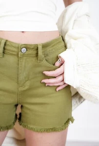 Nuevo con etiquetas Judy Blue Garment teñido dobladillo deshilachado corto 1X 14W 16W Matcha elástico denim - Imagen 1 de 12