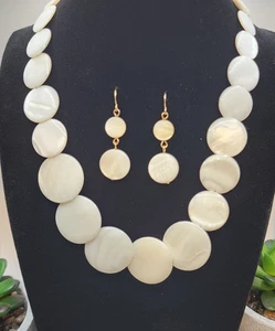 Vintage Signed Avon Ocean Treasure Necklace & Earing Set with Gold Tone Findings - Picture 1 of 17