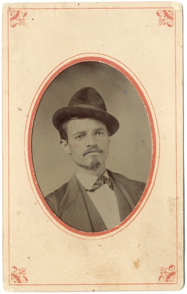 Años 1870 HOMBRE GUAPO con SOMBRERO INCLINADO CDV tipo tinte Foto 1 de 1
