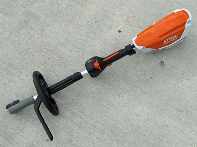 STIHL KMA 130R - Cabezal combinado alimentado por batería - Utiliza sistema de batería AP/AR externo Foto 1 de 4