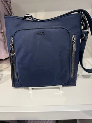 NUEVO Bolso Bandolera Tumi Voyageur TYLER 10.25” Nylon - AZUL ÍNDIGO con PLATEADO Foto 1 de 4