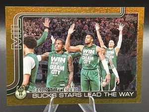 2025 Topps Milwaukee Bucks "Fear The Deer". #281 Gold /50 - Bucks Lead The Way - Bild 1 von 3