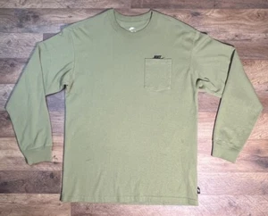 Camiseta Nike Sportswear Premium Essential Bolsillo Verde DR7929 Calce Suelto Pequeña LS. - Imagen 1 de 12