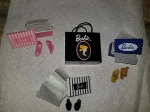 2003 Hallmark Keepsake - Shopping for Shoes Barbie Miniatur Ornament Set  - Bild 1 von 12