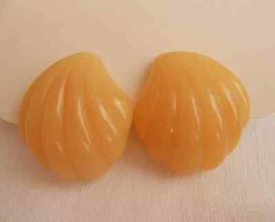 ORECCHINI TRIFARI in lucite colore beige a clip anni 70 - Immagine 1 di 3