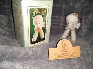 Precious Moments ES TAN EDIFICANTE TENER UN AMIGO COMO TÚ Adorno de porcelana - Imagen 1 de 7