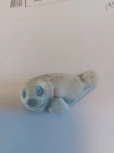 Broche BabySeal Figura Cerámica Hecho a Mano Años 70 3D Gris Blanco Ojos Azules - Imagen 1 de 4