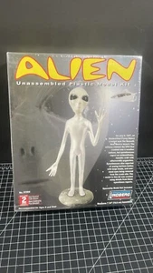 New Lindberg Alien Plastic Model Kit 2006 Close Encounters Roswell UFO  - Picture 1 of 5