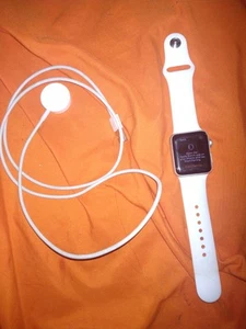 Apple Watch Series 3 38mm Slightly Used Basically Brand New With Charging Cord - Zdjęcie 1 z 7