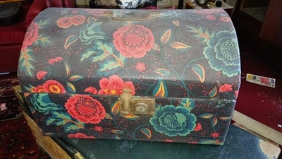 Joli Coffre en bois ancien recouvert de tissus. Art Et Traditions Populaires - Photo 1/4