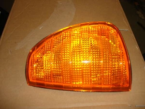 INDICADOR DE SEÑAL DE GIRO DELANTERO IZQUIERDO CHASIS MARCA ALEMANA MERCEDES W123 0008207321 - Imagen 1 de 2