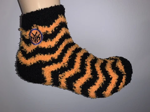 NEW YORK KNICKS NBA BASKETBALL LOGO WOMENS STRIPE GRIPPER ANKLE FUZZY SOCKS Cover