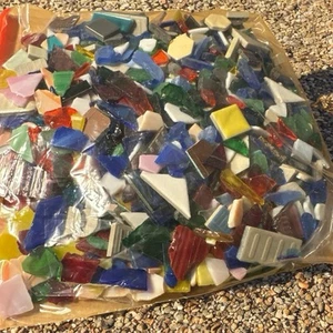 Piezas de vitrales 5 libras. Todo tipo de colores, tamaños y formas. - Imagen 1 de 5