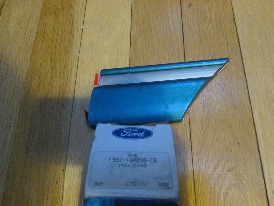 NUEVO OEM 1995 1996 1997 FORD WINDSTAR GUARDABARROS DELANTERO MOLDURA DIESTRO Foto 1 de 1