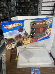 HOT WHEELS MONSTER JAM ULTIMATE CRUSH KIT NIB 2 PLAYSETS 4 TRUCKS RARE 2011 NEU - Bild 1 von 6