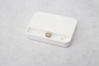 Apple Ladestation Dockingstation Weiß für iPhone 5s - A1505 MF030ZM/A A32a - image 1 of 3