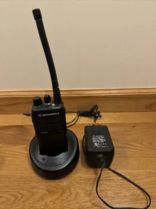 Motorola HT750 VHF Handheld Two Way Radio With Charging Base - Picture 1 of 9