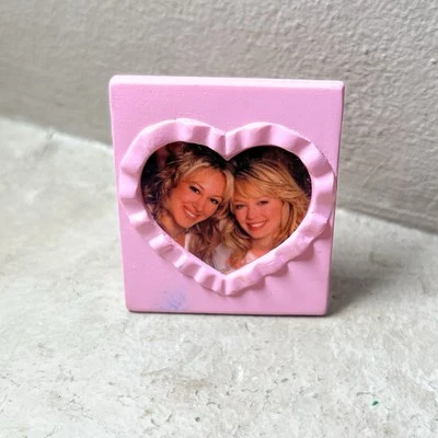 Marco de fotos rosa de repuesto Hilary Duff muñeca estrella de TV Playmates 2004 #12806 Foto 1 de 2