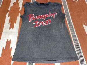 Camiseta sin mangas deportiva True Vintage Pumpin’ Iron talla grande  - Imagen 1 de 7