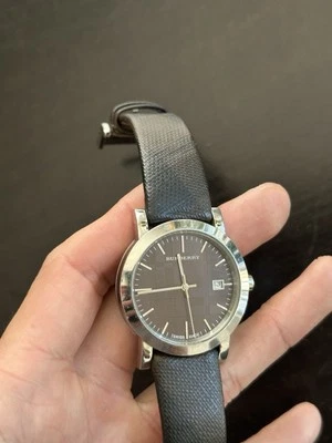 Relógio de quartzo analógico Burberry BU-1775 usado - Imagem 1 de 4