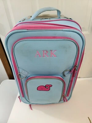 Maleta de equipaje con ruedas Pottery Barn para niños viaje nocturno ballena bordada Foto 1 de 4